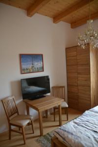 Televízia a/alebo spoločenská miestnosť v ubytovaní Privatzimmer Marina