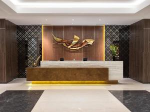 A área de receção ou átrio de Aston Gresik Hotel & Conference Center