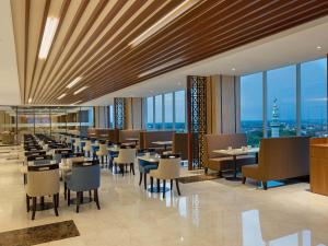 Um restaurante ou outro lugar para comer em Aston Gresik Hotel & Conference Center