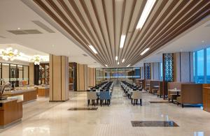 Um restaurante ou outro lugar para comer em Aston Gresik Hotel & Conference Center