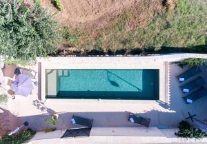 an overhead view of a swimming pool with chairs at chez nico in Bédoin