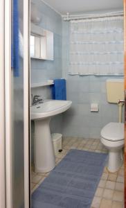 ein Bad mit einem Waschbecken und einem WC in der Unterkunft Camping Village Miramare in Cavallino-Treporti