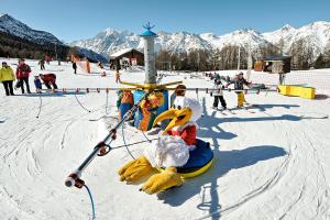 een groep mensen op een slee in de sneeuw bij Appartamento Limone Piemonte in Limone Piemonte