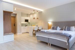 1 dormitorio con 1 cama grande y cocina en Royal Hill Residence en Zakopane