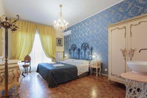 ein Schlafzimmer mit einem Bett und einem Waschbecken in der Unterkunft Il Giramondo in Mestre