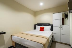 מיטה או מיטות בחדר ב-KoolKost near RSAL Surabaya - Minimun Stay 3 Nights
