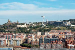 Blick auf eine Stadt mit einem Stadion im Hintergrund in der Unterkunft Hotel Porta Fira 4* Sup in Hospitalet de Llobregat