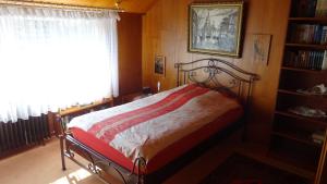 - une chambre avec un lit et une étagère dans l'établissement Bemerode - one private room, à Hanovre