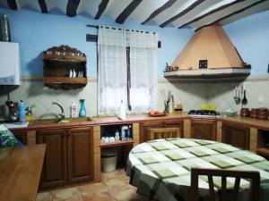 eine Küche mit Holzschränken und einem Herd mit Backofen in der Unterkunft Casa Mojete in Hellín