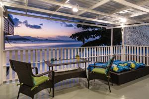 Sam-Kah Seaside Studio 2 في بانغراك بيتش: شرفة مع طاولة وكراسي وإطلالة على المحيط