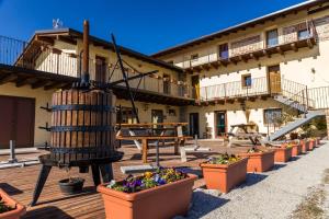 dziedziniec z donicami kwiatów przed budynkiem w obiekcie Agriturismo iL CASONE w mieście Zoppola