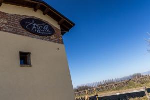 znak na ścianie budynku w obiekcie Agriturismo iL CASONE w mieście Zoppola