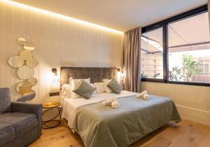 un dormitorio con una cama con dos animales de peluche en BILBAO METROPOLITAN by STAYNN APARTMENTS, en Bilbao
