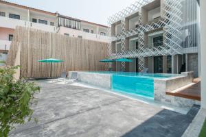 Bazén v ubytování Yanud Residence nebo v jeho okolí