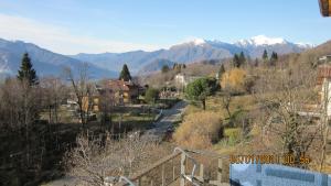 widok na miasto z górami w tle w obiekcie Cà Pinotta w mieście Miazzina