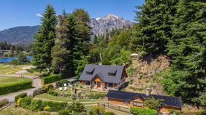 - une vue aérienne sur une maison dans les montagnes dans l'établissement Casa en Llao Llao con vista al lago y campo de golf, à San Carlos de Bariloche