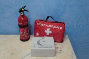 una maleta roja y una boca de incendios y una caja roja en Il Giramondo, en Mestre