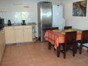 kuchnia ze stołem, krzesłami i lodówką w obiekcie Private Villa with Private Pool Barrio de la Fuensanta w mieście Torre del Rame