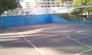 Tennis and/or squash facilities at Apartament Escaliro Pins or nearby