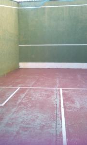 Tennis and/or squash facilities at Apartament Escaliro Pins or nearby