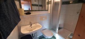 A bathroom at Hochleiten-Gut
