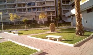 A garden outside Apartament Escaliro Pins