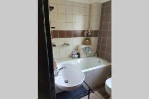 ein Badezimmer mit Badewanne, Waschbecken und Toilette in der Unterkunft Riza Resort in Rizá + 113 Fotos