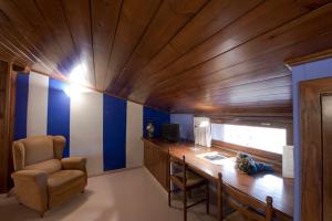 A television and/or entertainment centre at Hotel Can Blanc
