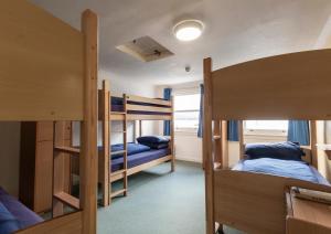 Habitación compartida con 2 literas y pasillo en Ullapool Youth Hostel, en Ullapool