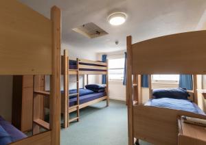 Voodi või voodid majutusasutuse Ullapool Youth Hostel toas