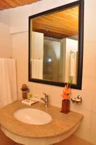 y baño con lavabo y espejo. en Hotel One Bhurban, en Murree
