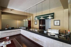 Kuchyň nebo kuchyňský kout v ubytování Gonubie Hotel