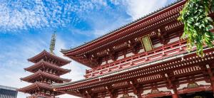 东京Tokyo inn Sakura An的天前有宝塔的建筑