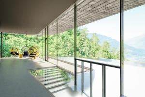 una casa de cristal con vistas a las montañas en Prinz Rudolf Smart Hotel, en Merano