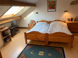 a bedroom with a wooden bed and a television at Rustig gelegen vakantiebungalow in Kortgene