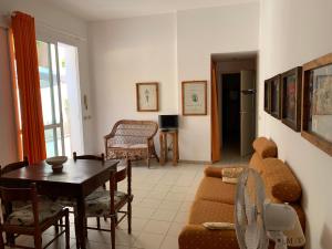a living room with a couch and a table at Casa dei gelsomini in Donnalucata