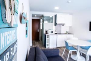 Kuchnia lub aneks kuchenny w obiekcie Corralejo Surfing Colors Hotel&Apartments