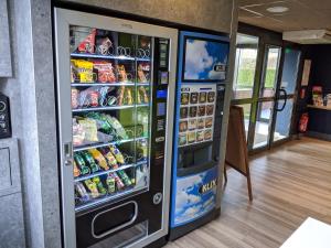 un distributeur automatique rempli de nourriture et de boissons dans l'établissement ibis budget Saint-Omer Centre, à Saint-Omer