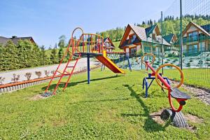 park z placem zabaw ze zjeżdżalnią w obiekcie Osada domków Baca w Poroninie