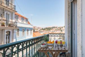 uma varanda com taças de fruta numa mesa em Charming Chiado 2Bedr W/Balcony and View em Lisboa