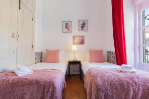 A bed or beds in a room at Charming Chiado 2Bedr W/Balcony and View