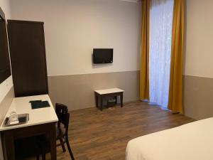 A television and/or entertainment centre at Hotel Virgilio