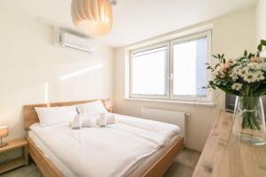 เตียงในห้องที่ Ski & Sauna House - 400 m do stoku - dom dla 8os - Dream Apart