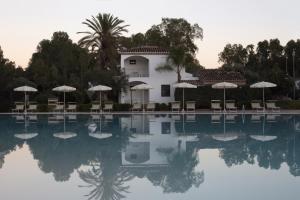 Bazén v ubytovaní Marina Torre Navarrese Resort alebo v jeho blízkosti + 31 fotografií