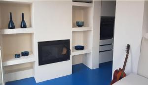 Televízia a/alebo spoločenská miestnosť v ubytovaní villa Lùmar fronte mare