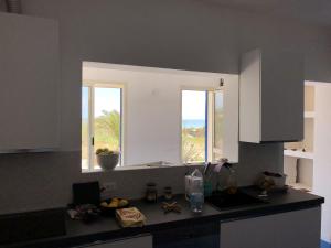Kuchyňa alebo kuchynka v ubytovaní villa Lùmar fronte mare