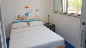 Posteľ alebo postele v izbe v ubytovaní villa Lùmar fronte mare