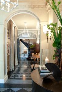 un couloir avec un hall doté d'une table et d'un escalier dans l'établissement Hôtel Recamier, à Paris