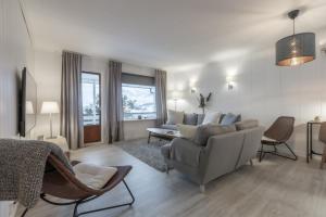un soggiorno con divano e tavolo di Sagi 3 Exclusive Private Apartment a Hafslo