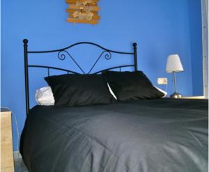 エルバスにあるApartamentos El Castañarの青い壁のベッド付きの青いベッドルーム1室